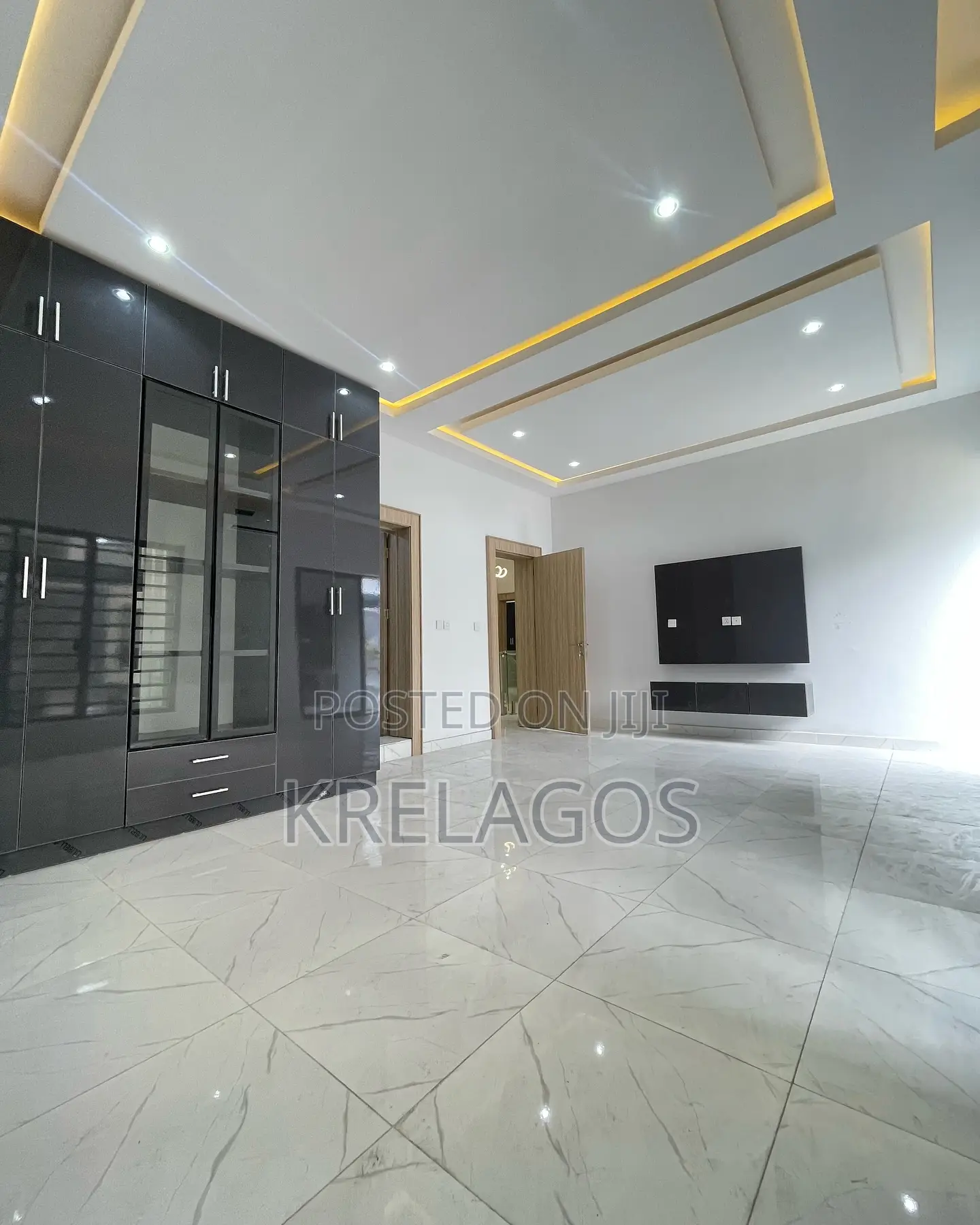 5bdrm Duplex in Chevron for sale in Chevron