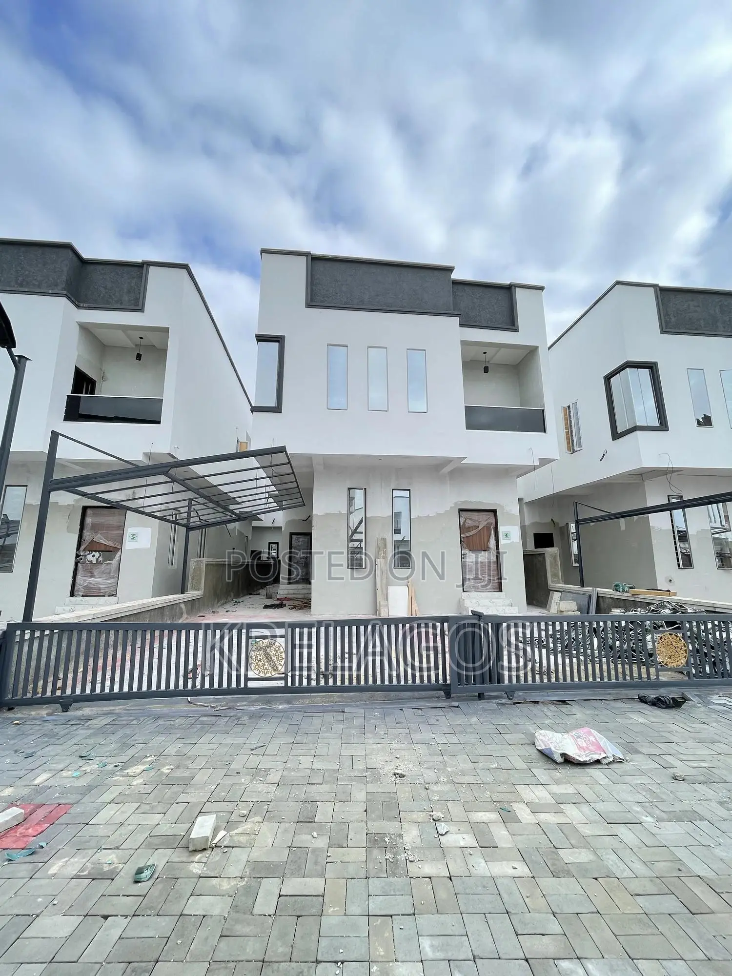4bdrm Duplex in Ikota for sale in Ikota