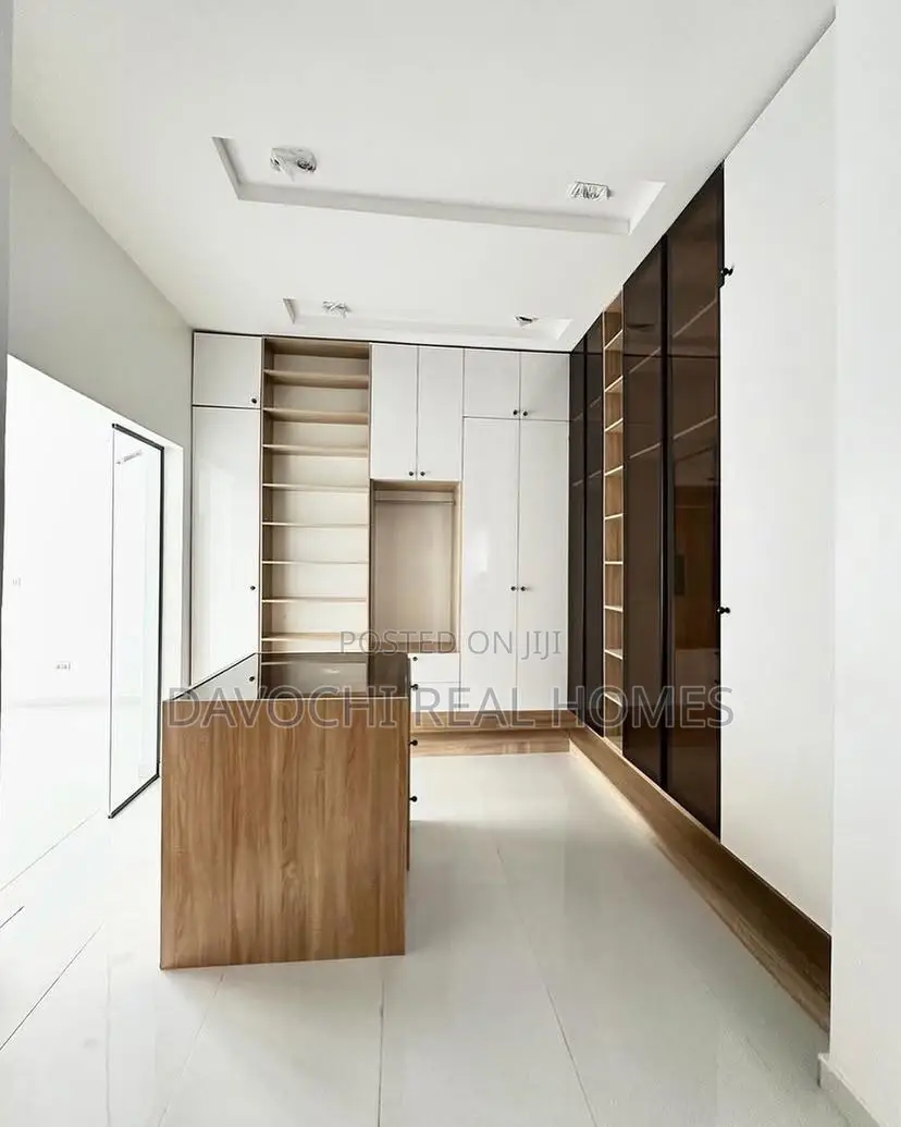 5bdrm Duplex in Ikota for sale in Ikota