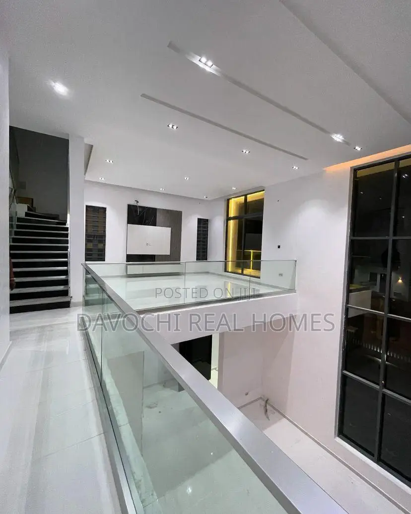 5bdrm Duplex in Ikota for sale in Ikota