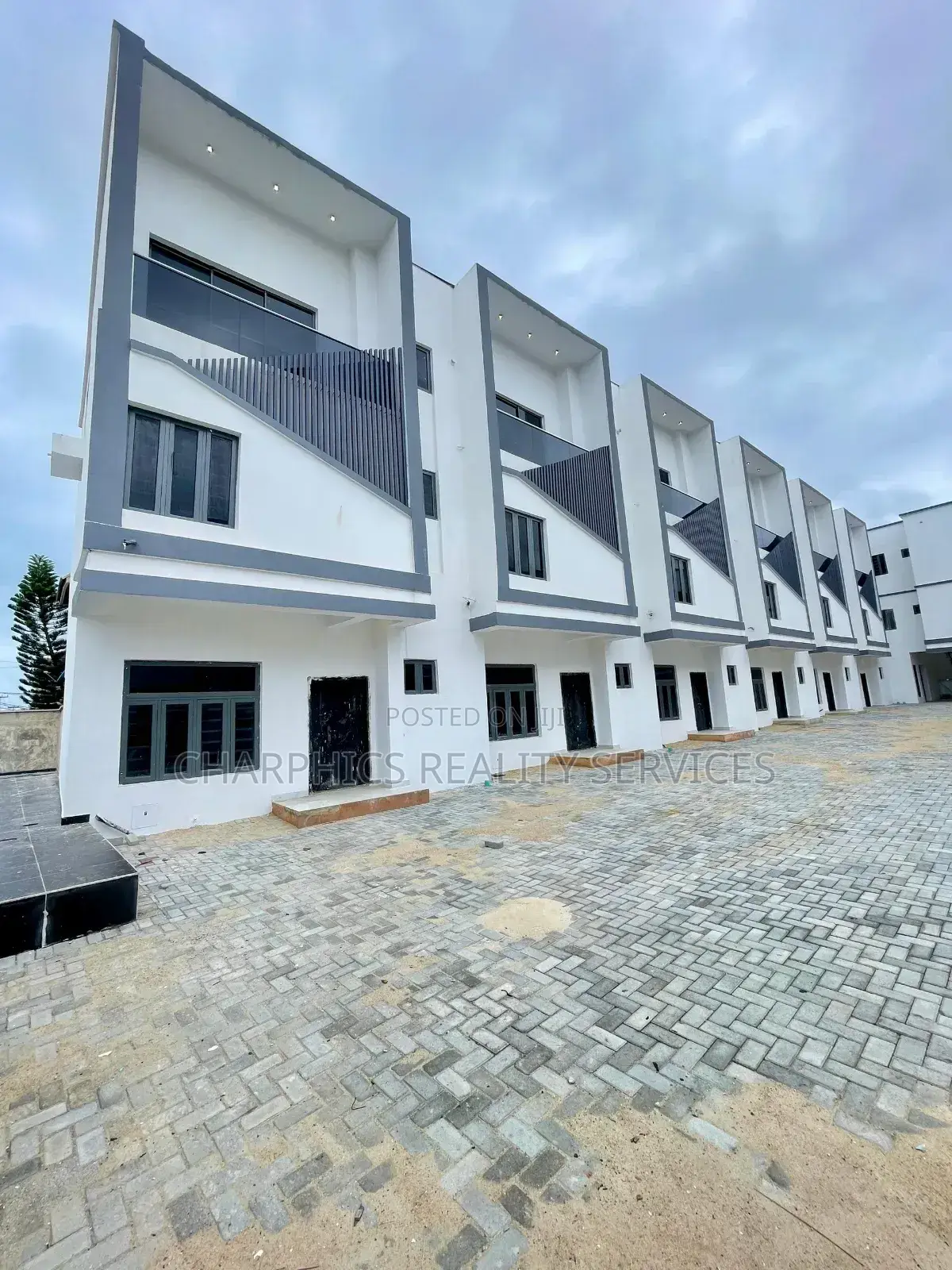 4bdrm Duplex in Igbo-efon for sale in Igbo-efon