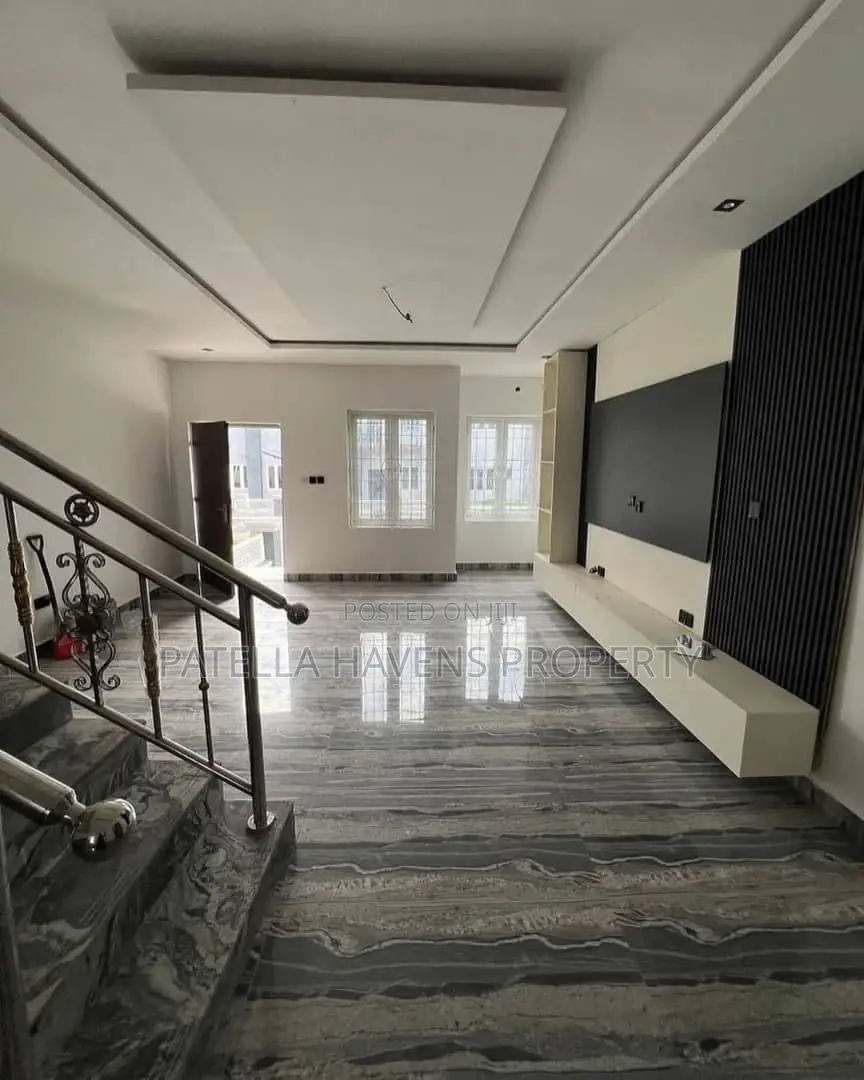4bdrm Duplex in Lugbe District for sale in Lugbe District
