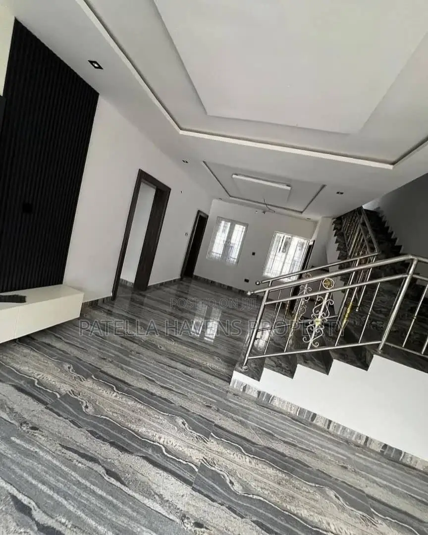4bdrm Duplex in Lugbe District for sale in Lugbe District