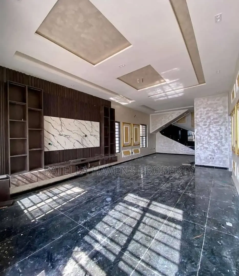 5bdrm Duplex in Apo District for sale in Apo District