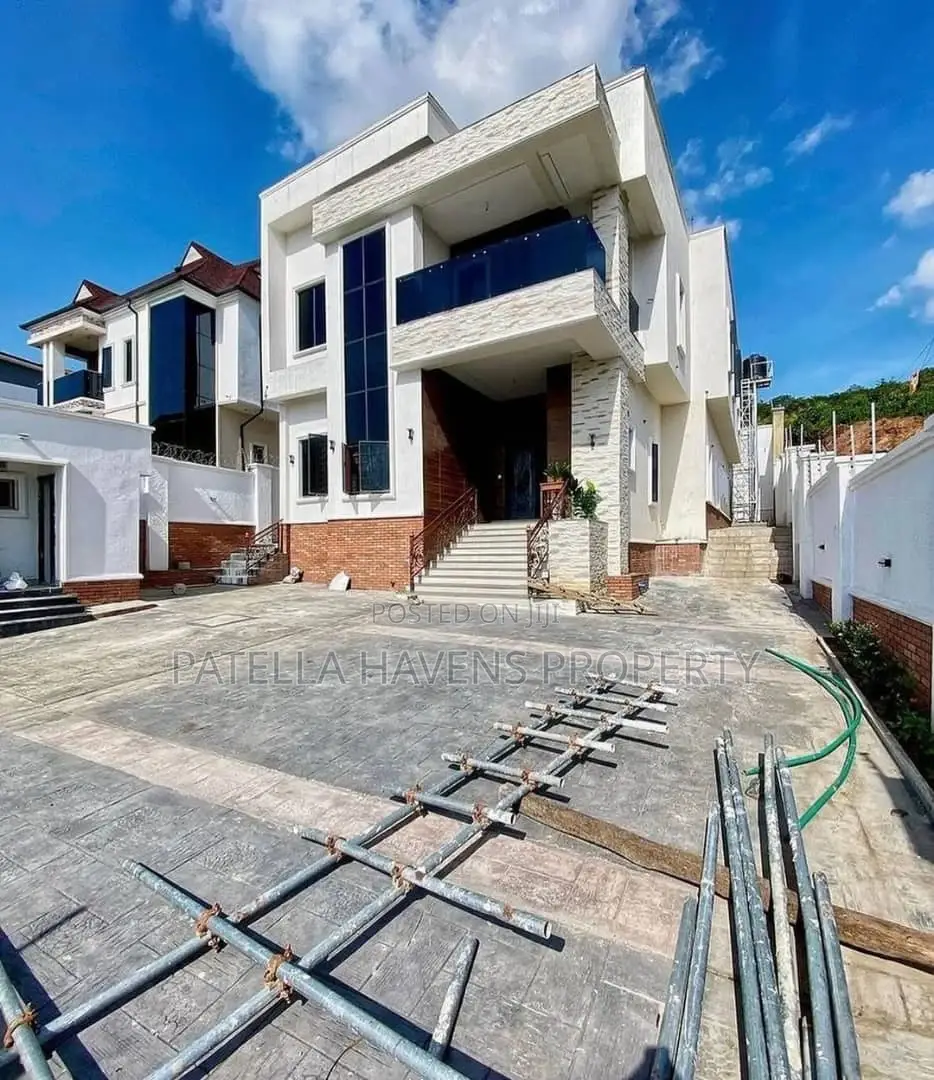 5bdrm Duplex in Apo District for sale in Apo District