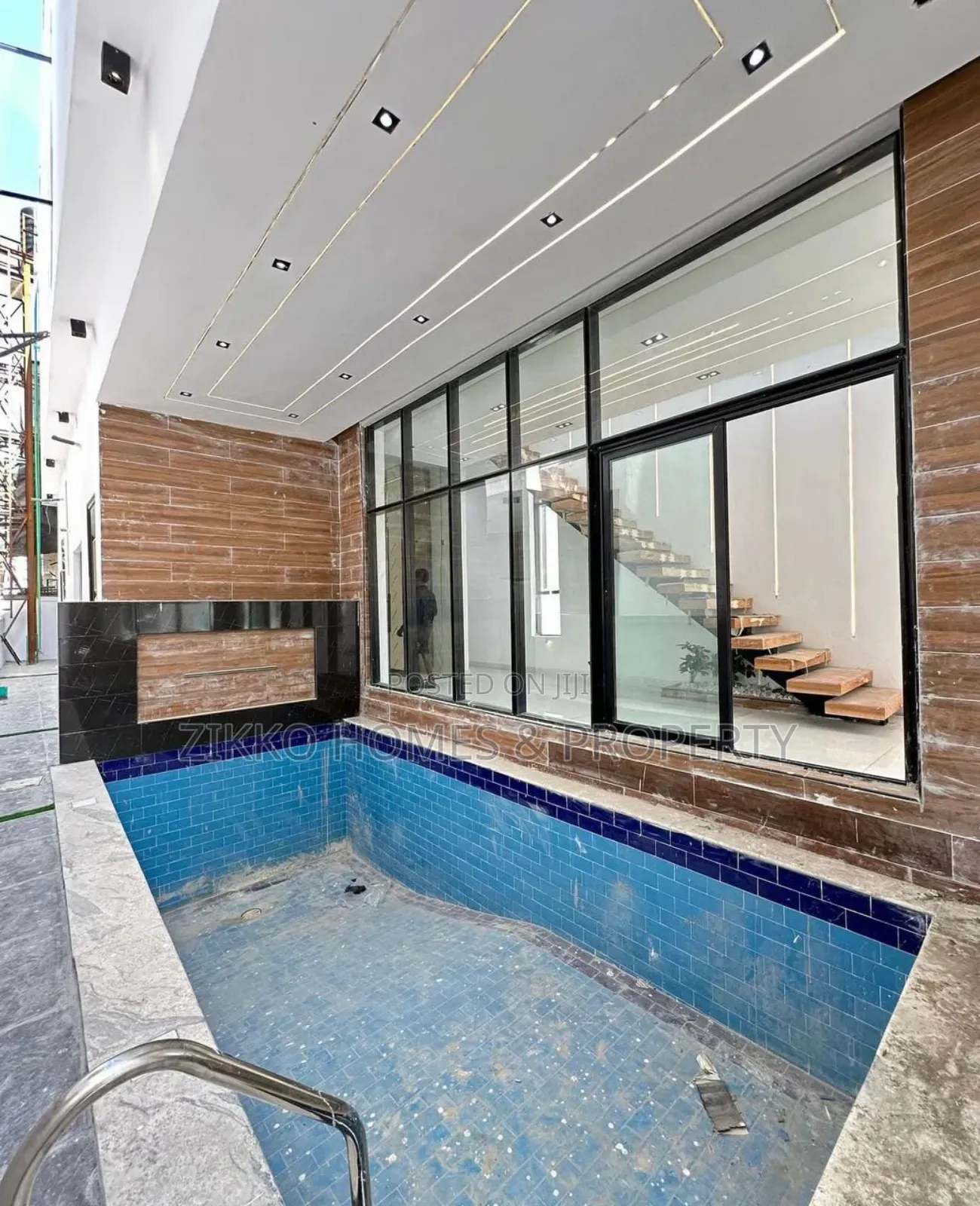 5bdrm Duplex in Chevron for sale in Chevron