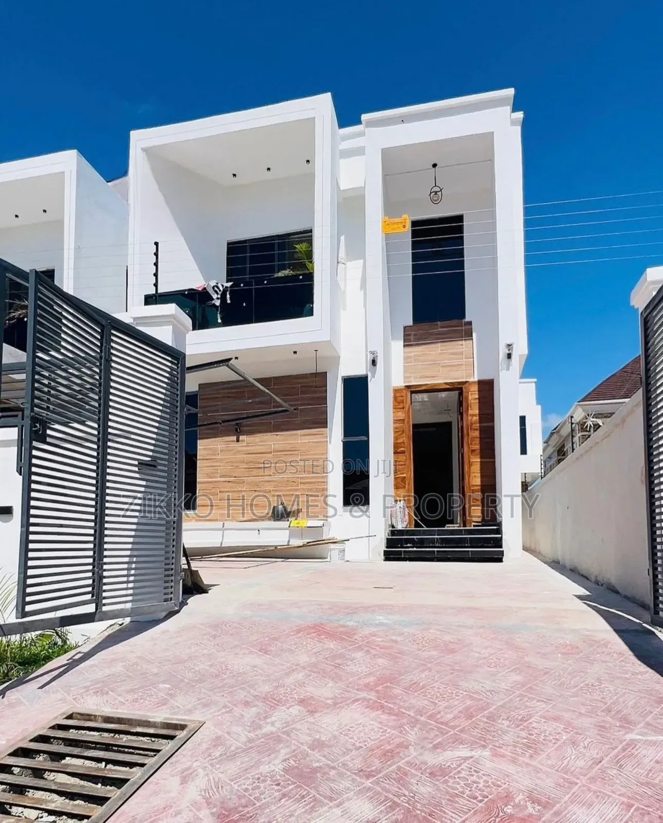 5bdrm Duplex in Chevron Drive for sale in Chevron
