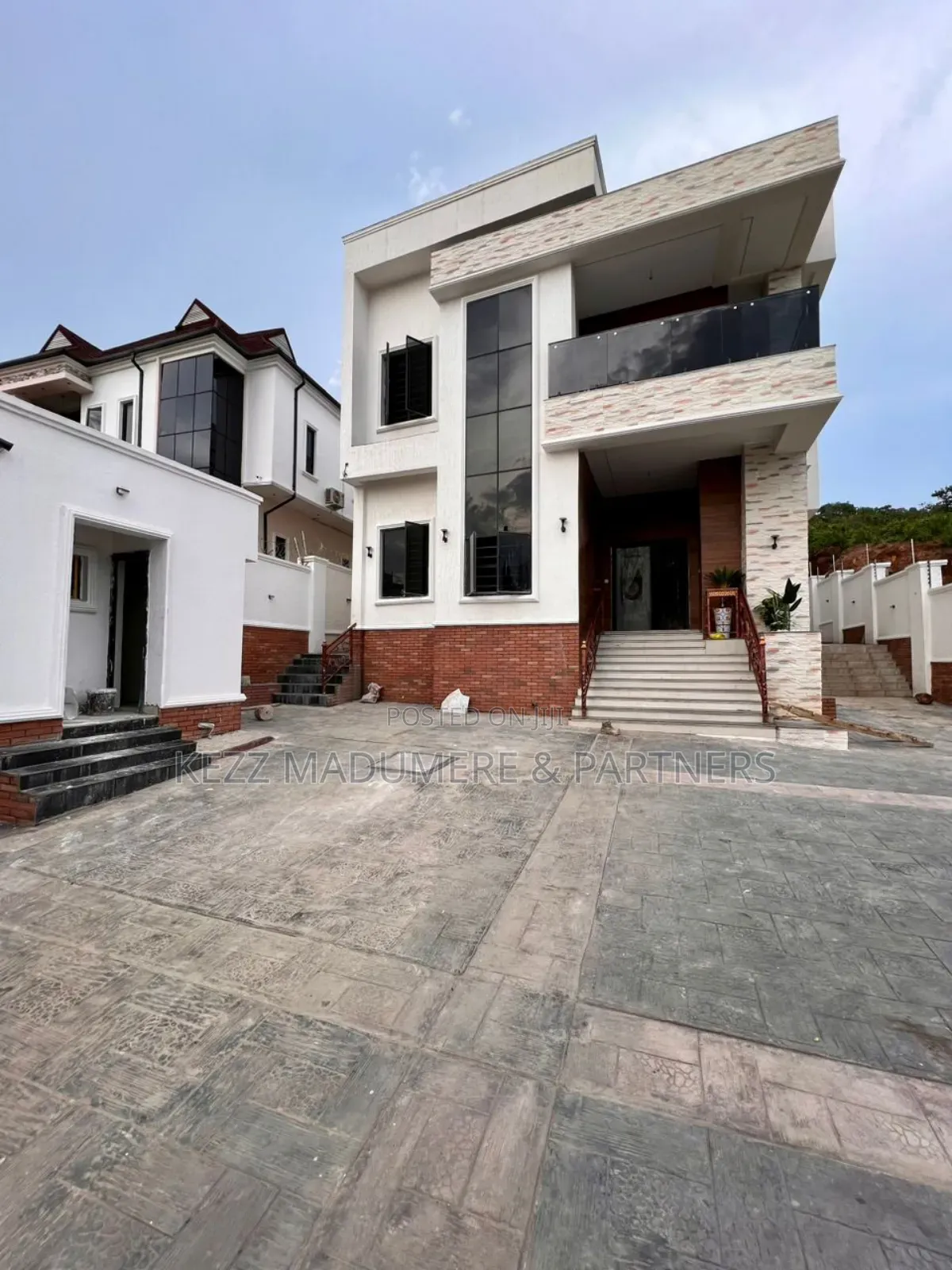 6bdrm Duplex in Apo Resettlement for sale in Apo Resettlement