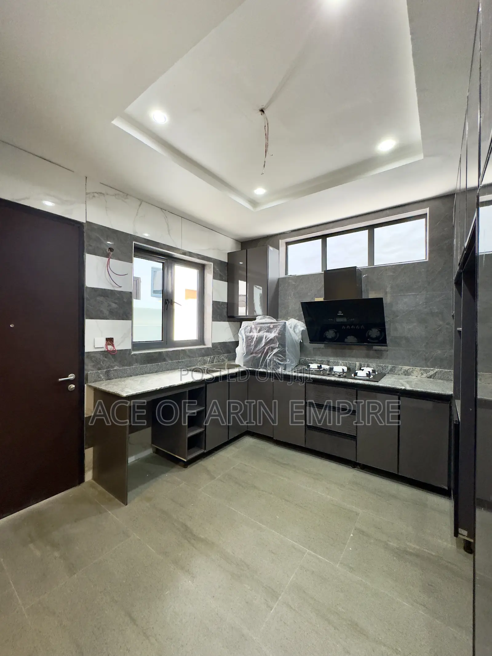 4bdrm Duplex in Chevron for sale in Chevron