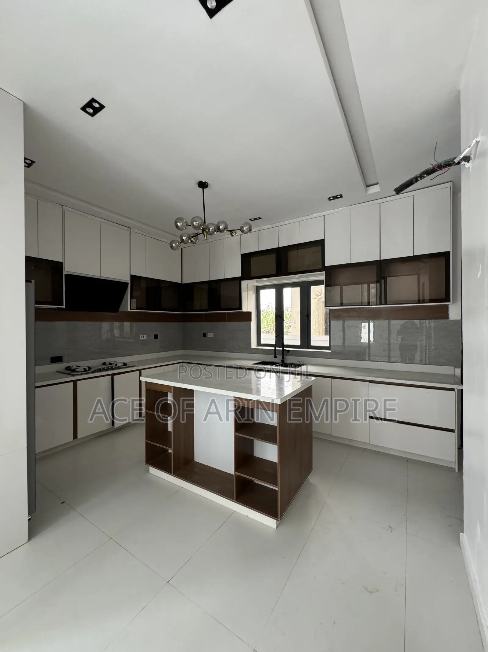 5bdrm Duplex in Chevron for sale in Chevron
