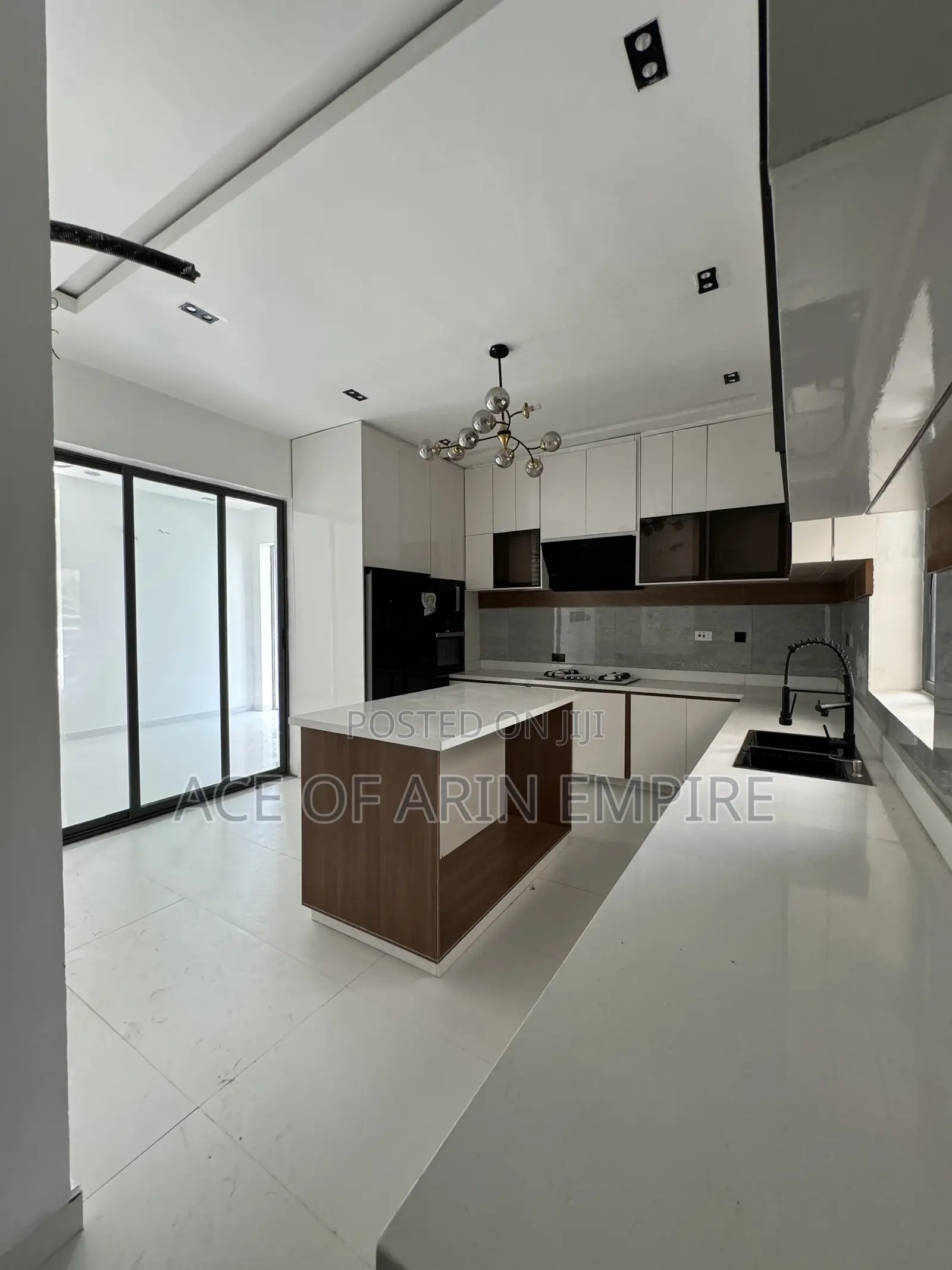 5bdrm Duplex in Chevron for sale in Chevron