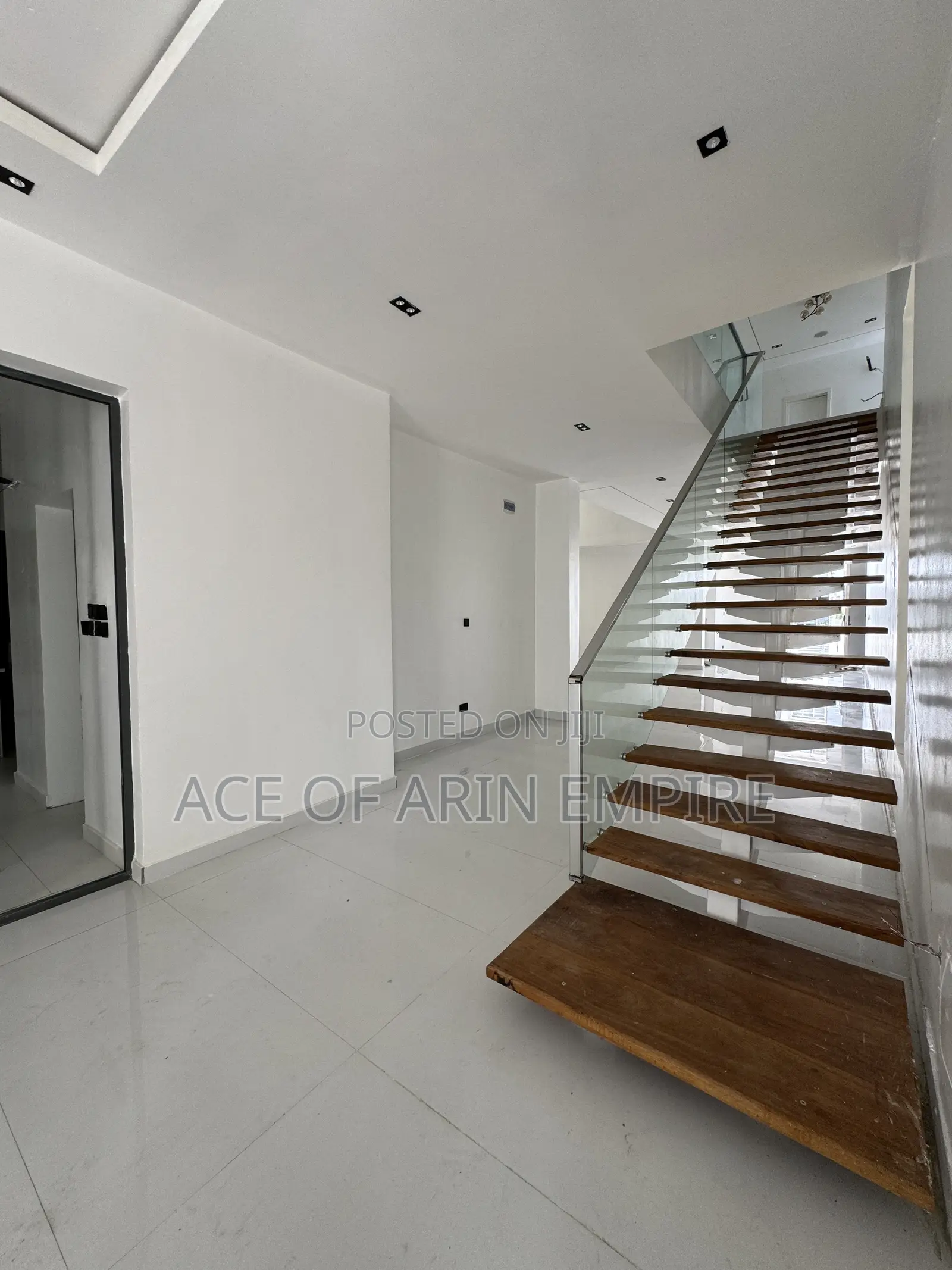 5bdrm Duplex in Chevron for sale in Chevron