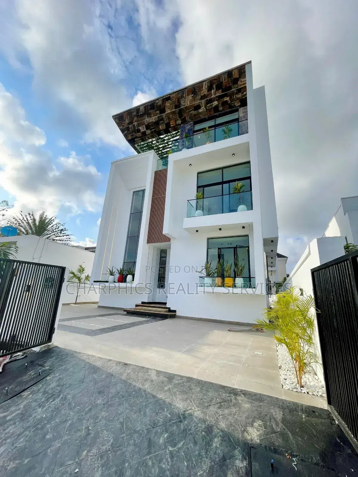 5bdrm Mansion in Osapa london for sale in Osapa london