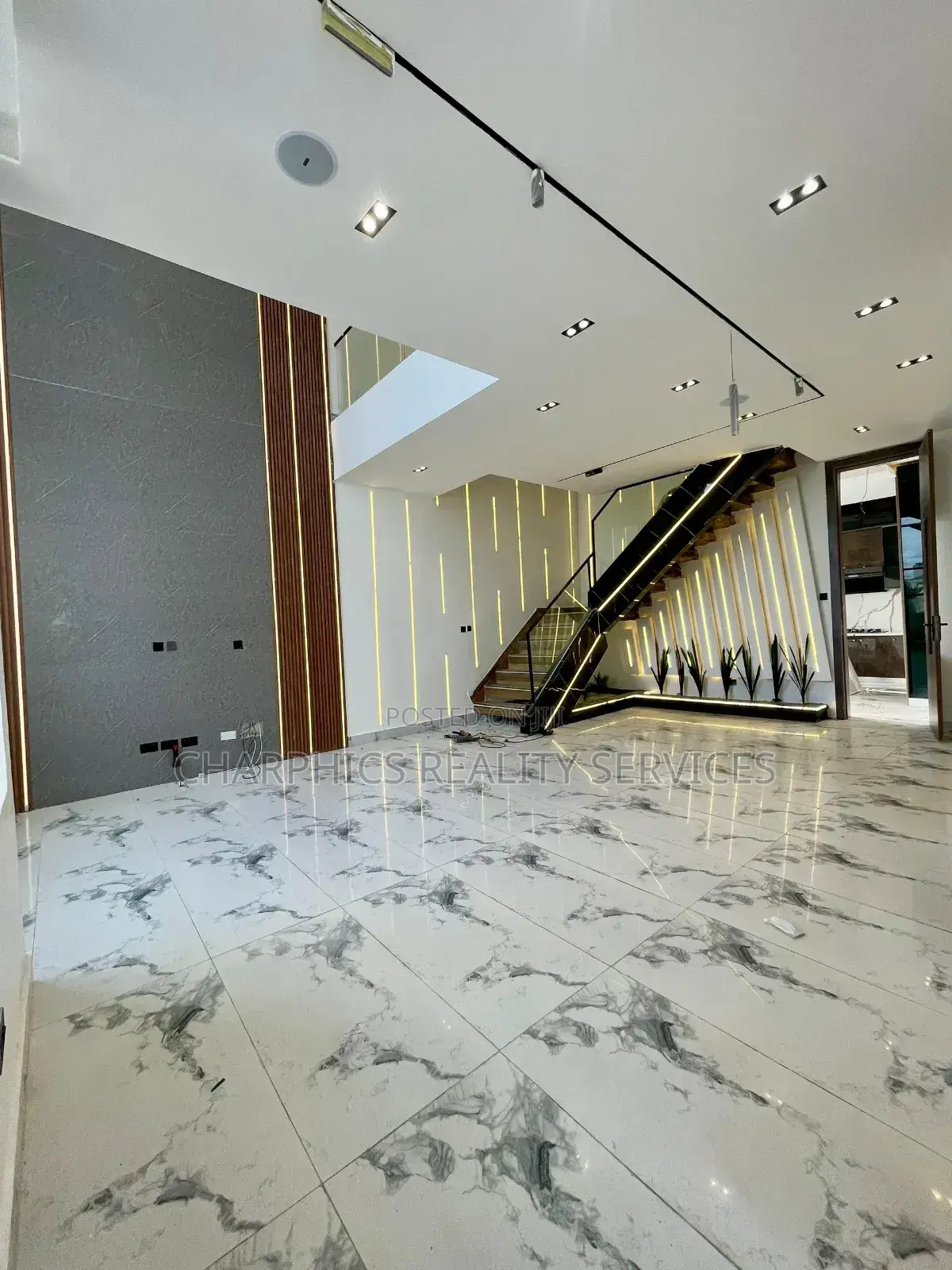 5bdrm Mansion in Osapa london for sale in Osapa london