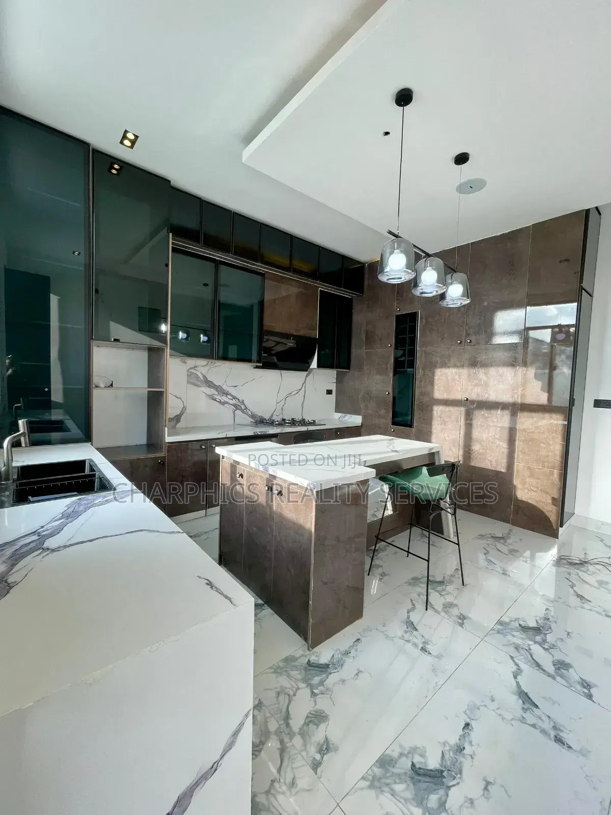 5bdrm Mansion in Osapa london for sale in Osapa london