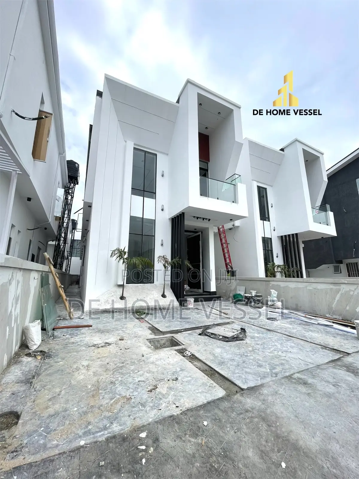 5bdrm Duplex in Chevron for sale in Chevron