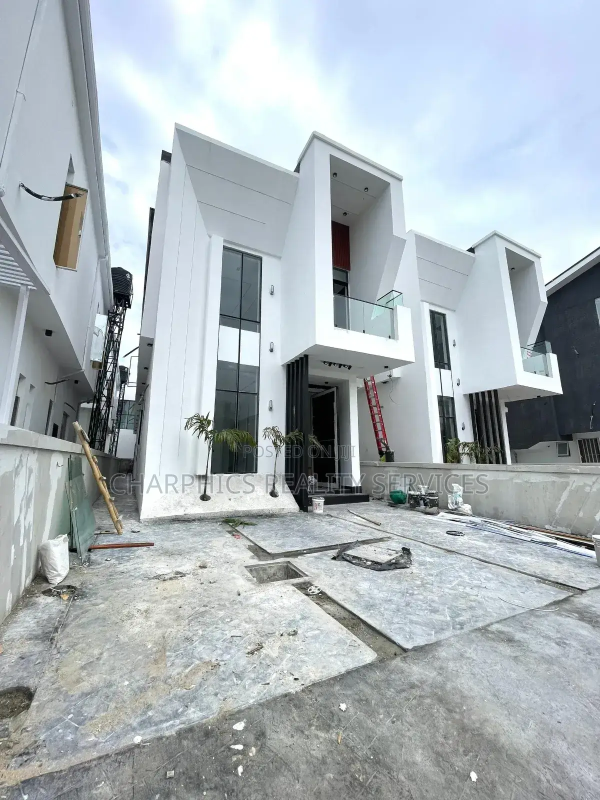 5bdrm Duplex in Chevron for sale in Chevron