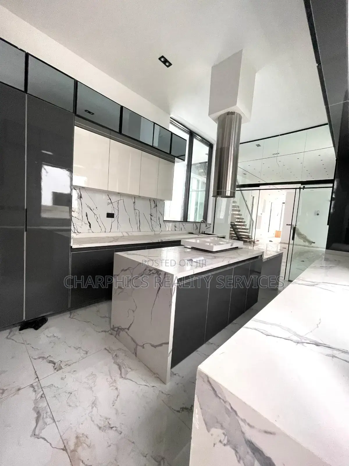 5bdrm Duplex in Chevron for sale in Chevron