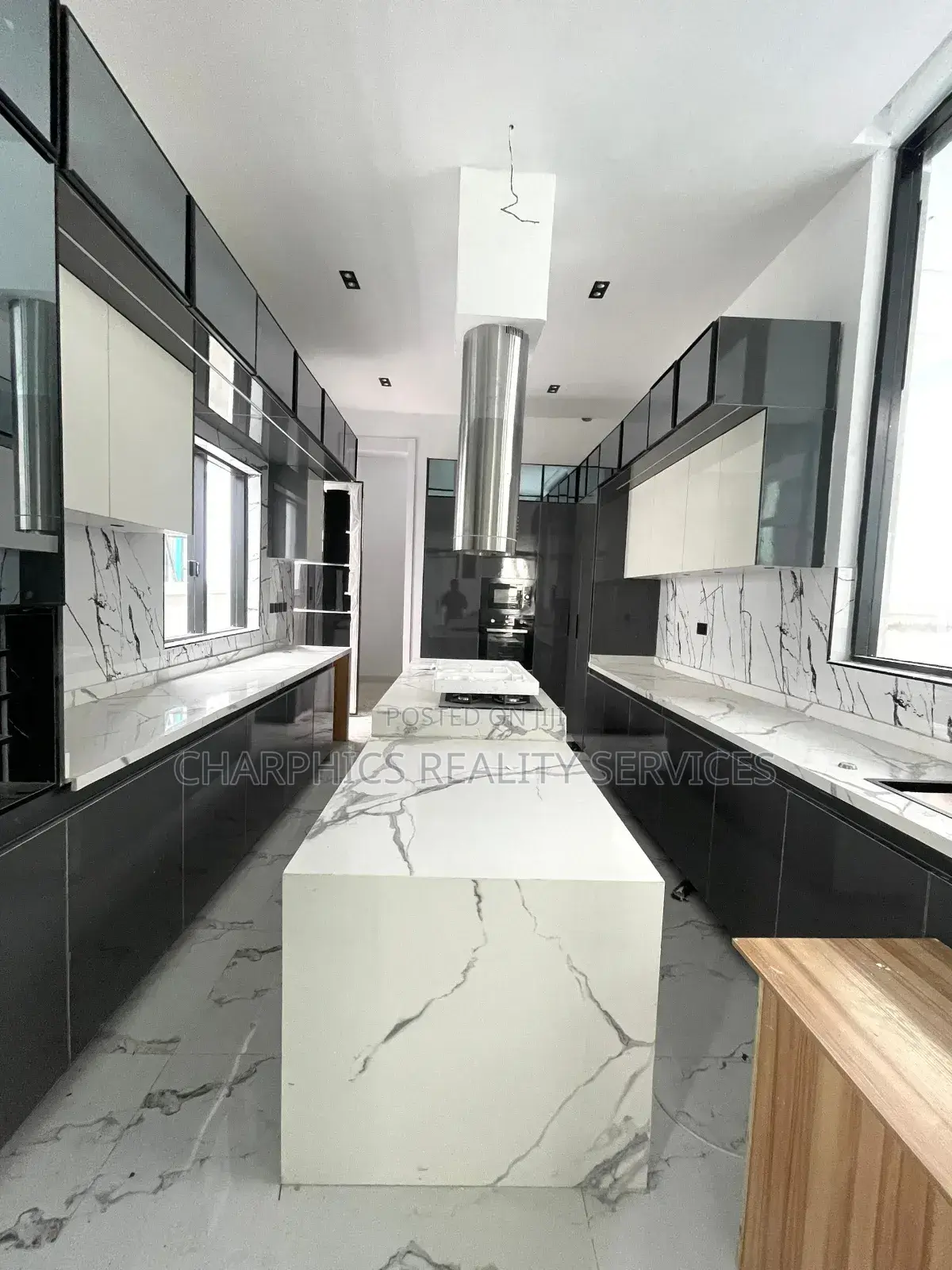 5bdrm Duplex in Chevron for sale in Chevron