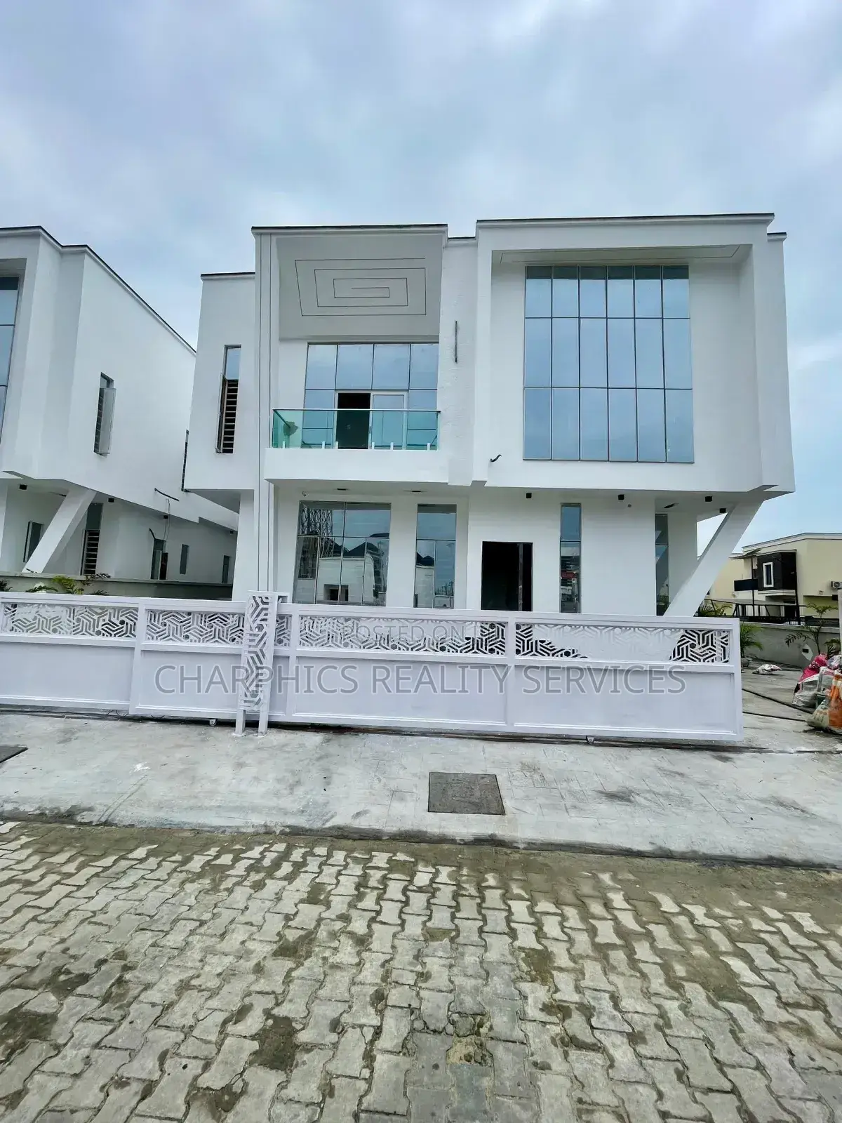 5bdrm Duplex in Chevron for sale in Chevron