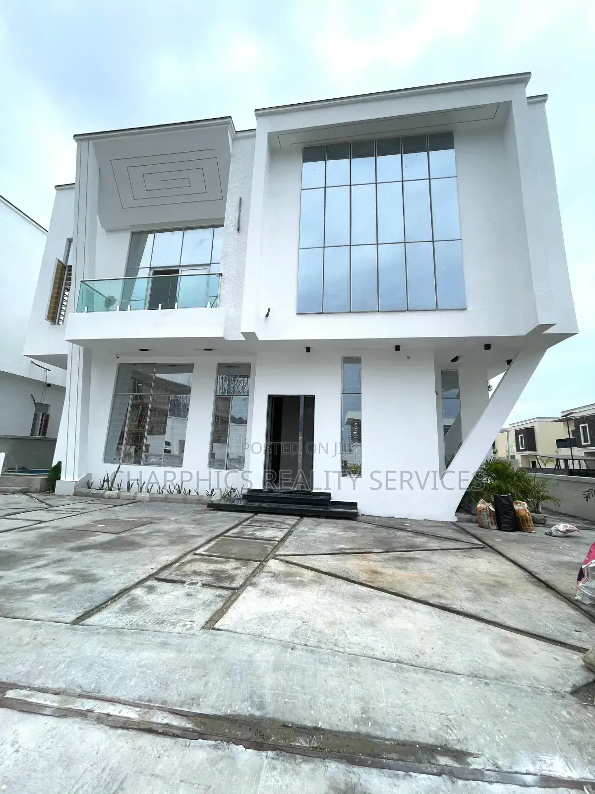 5bdrm Duplex in Chevron for sale in Chevron