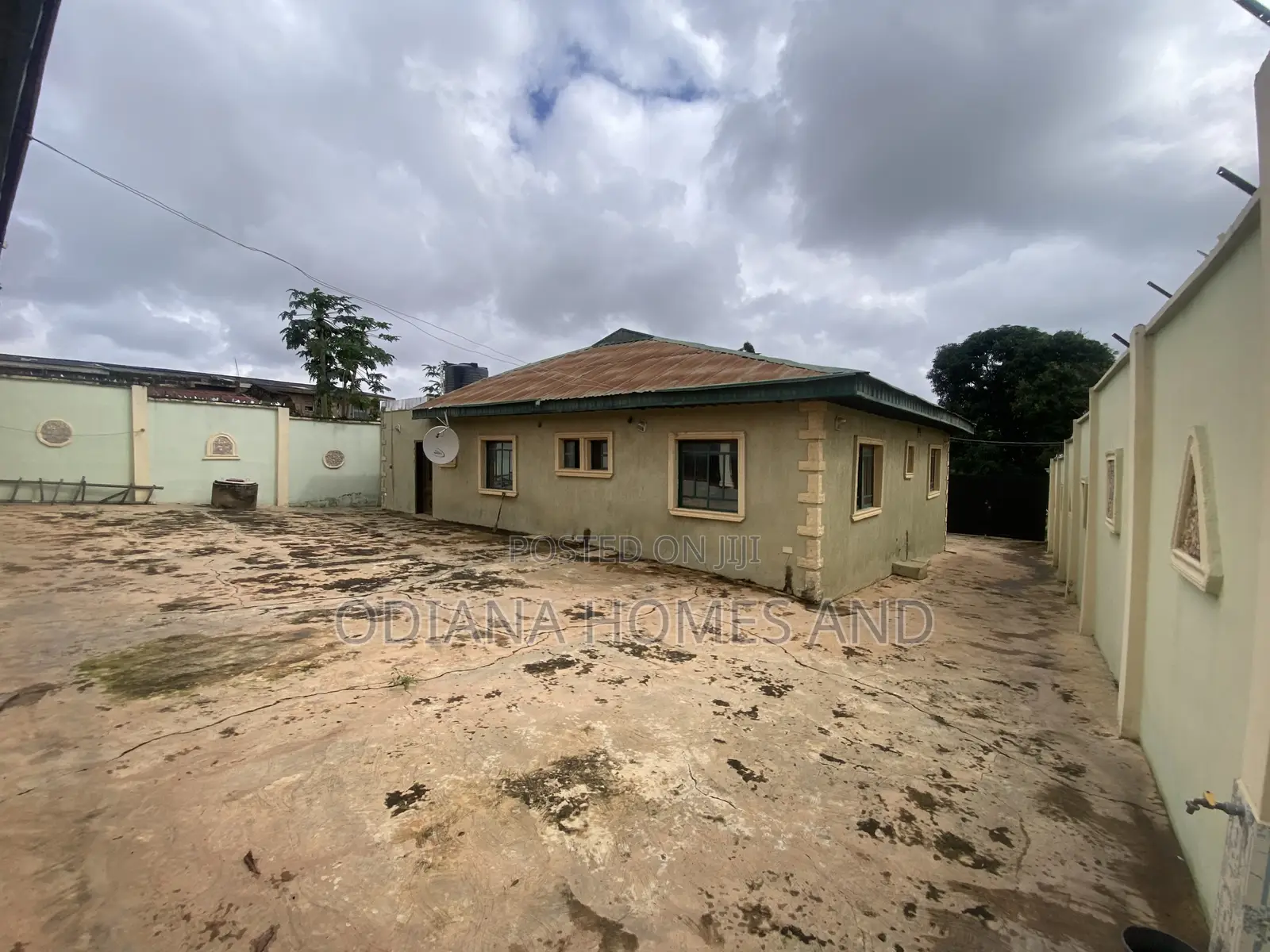 6bdrm Bungalow in Muslim,Off for sale in Ibadan