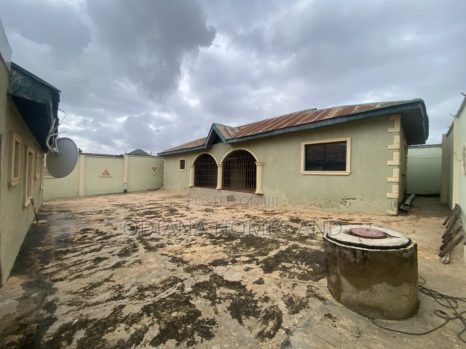 6bdrm Bungalow in Muslim,Off for sale in Ibadan