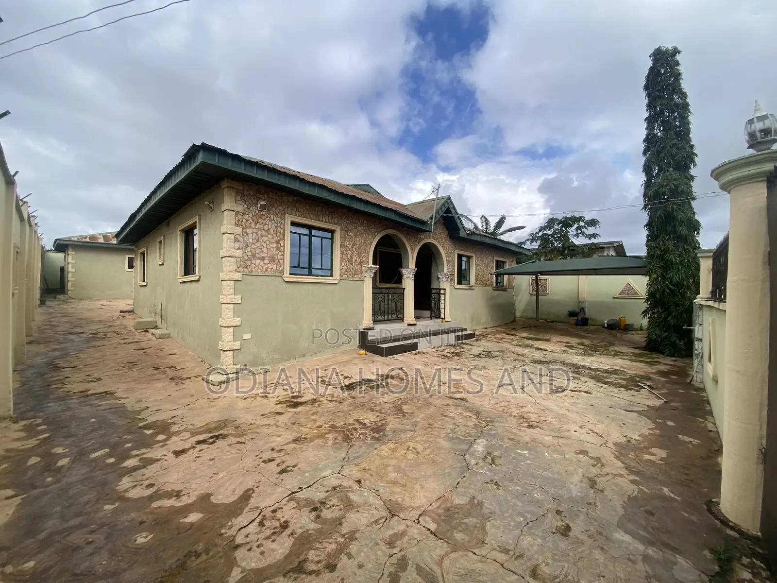 6bdrm Bungalow in Muslim,Off for sale in Ibadan
