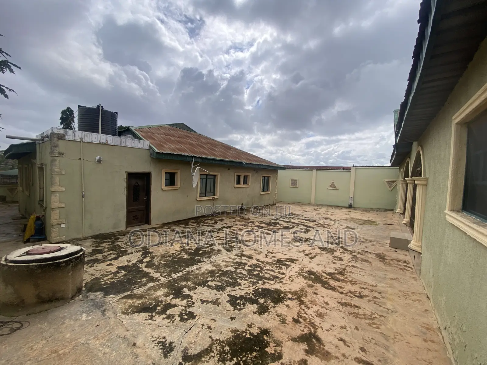 6bdrm Bungalow in Muslim,Off for sale in Ibadan