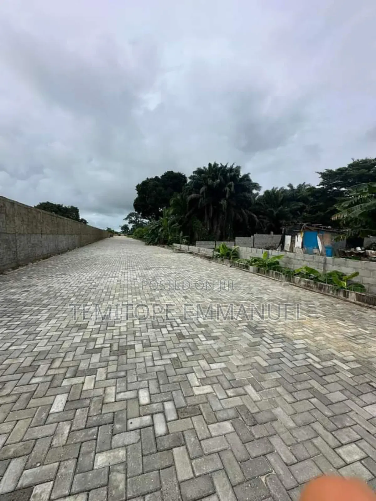 Land of 24000sqm for Estate Department.2.4hectares in Allen Avenue