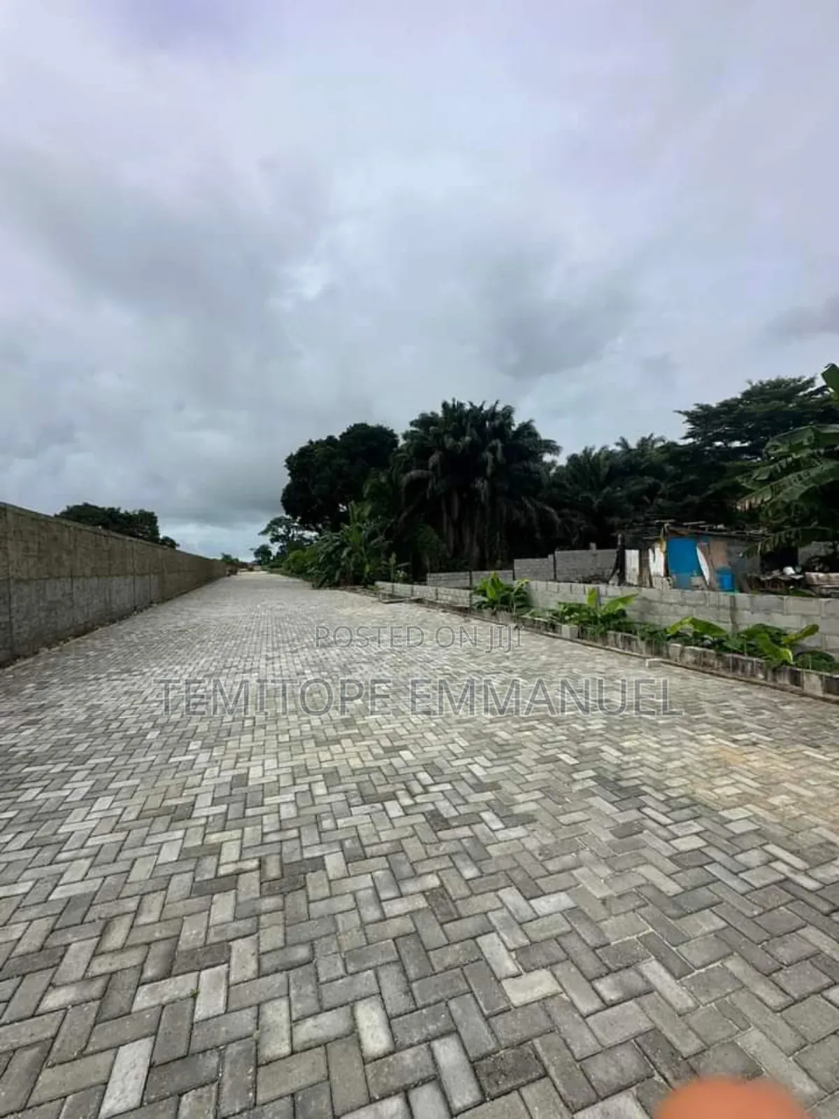 Land of 24000sqm for Estate Department.2.4hectares in Allen Avenue