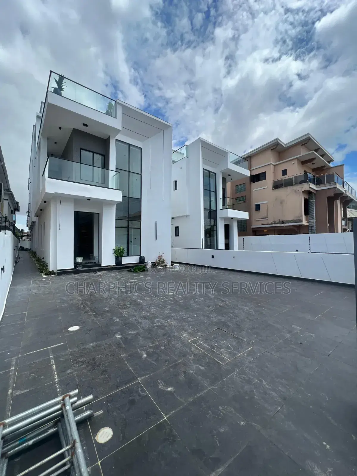 5bdrm Duplex in Chevron for sale in Chevron