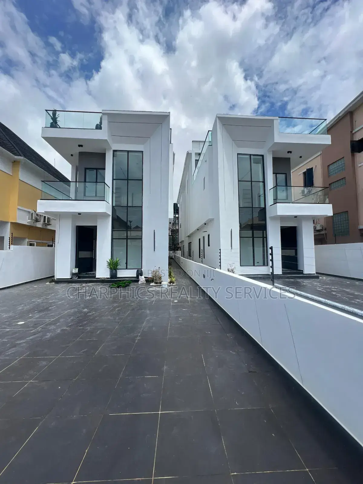 5bdrm Duplex in Chevron for sale in Chevron