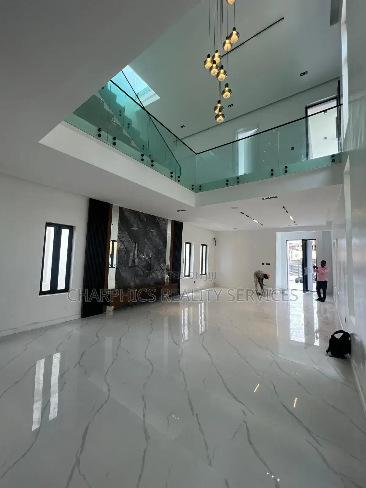 5bdrm Duplex in Chevron for sale in Chevron