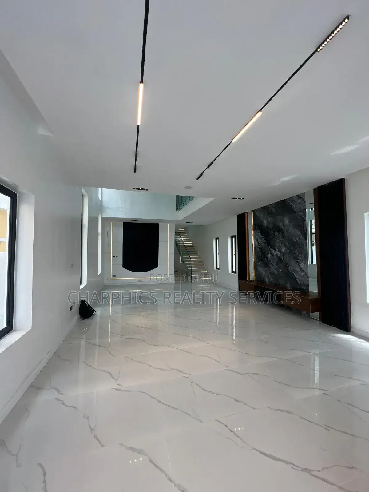 5bdrm Duplex in Chevron for sale in Chevron
