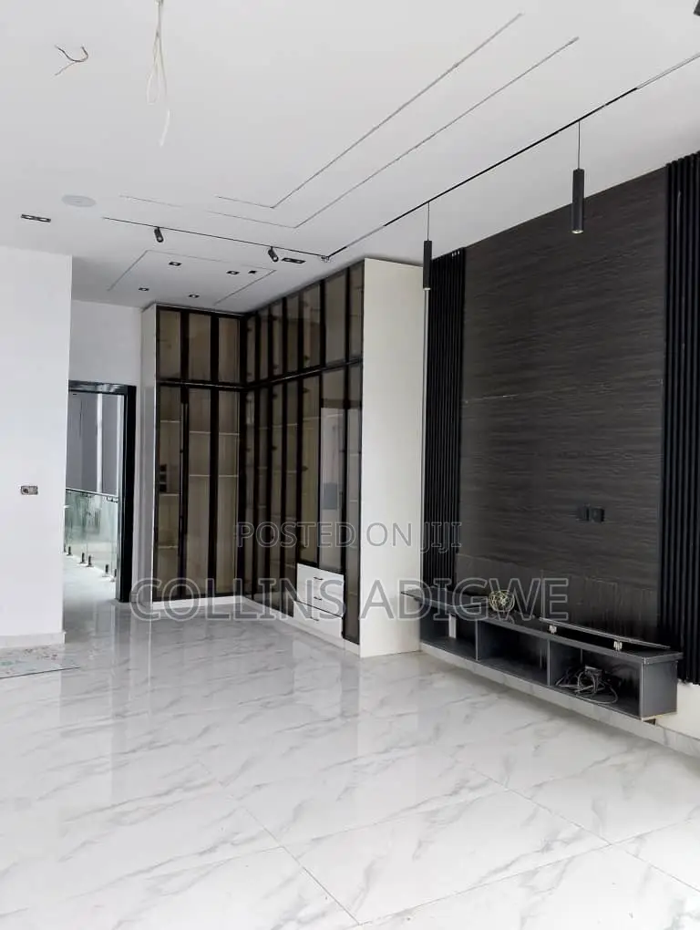 5bdrm Duplex in Chevron Main for sale in Chevron