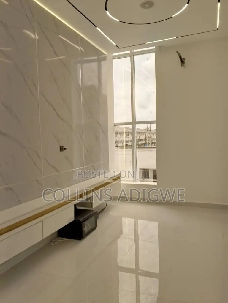 5bdrm Duplex in Main Chevron for sale in Chevron