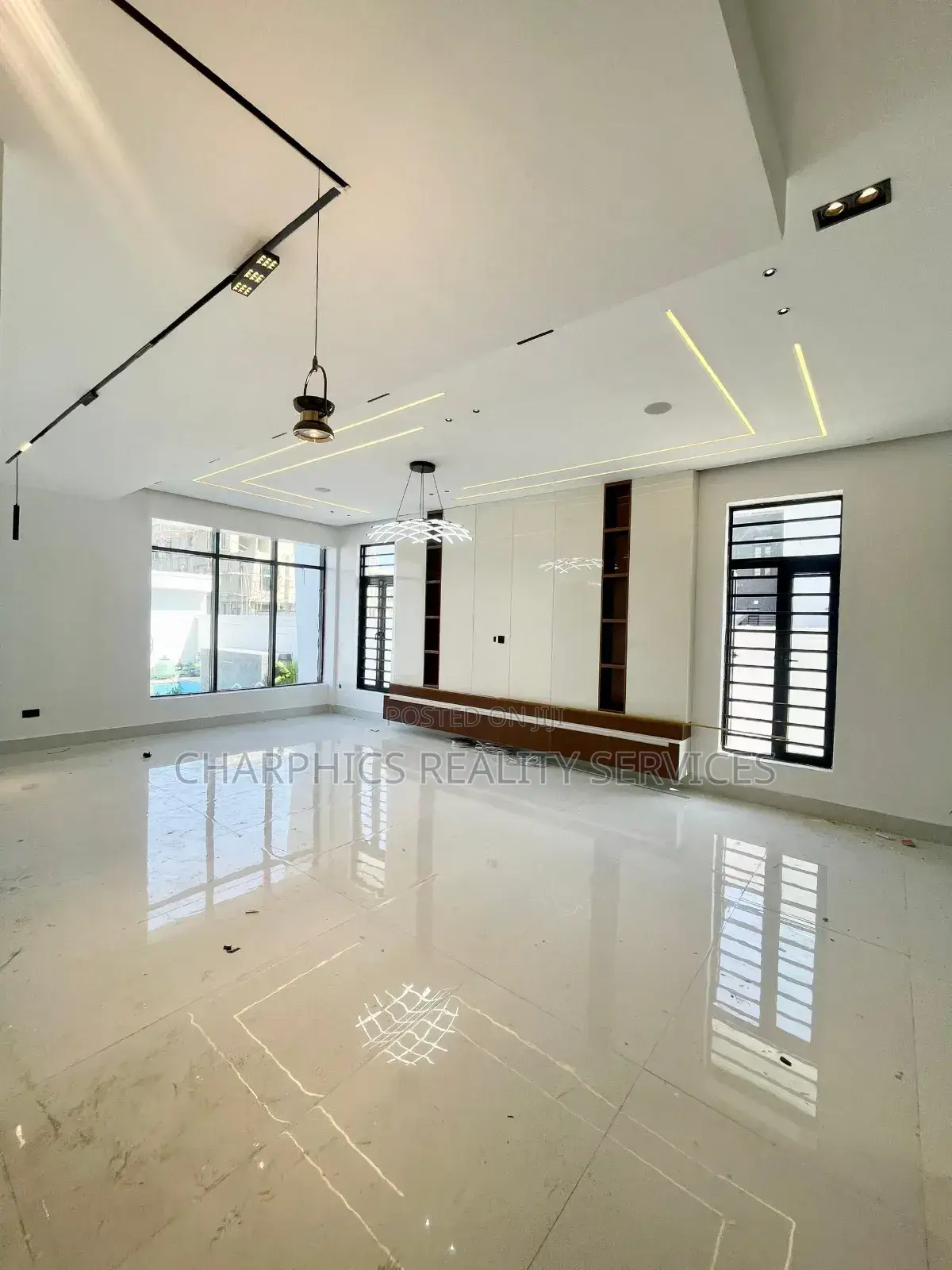 5bdrm Duplex in Lekki Phase 1 for sale in Lekki Phase 1