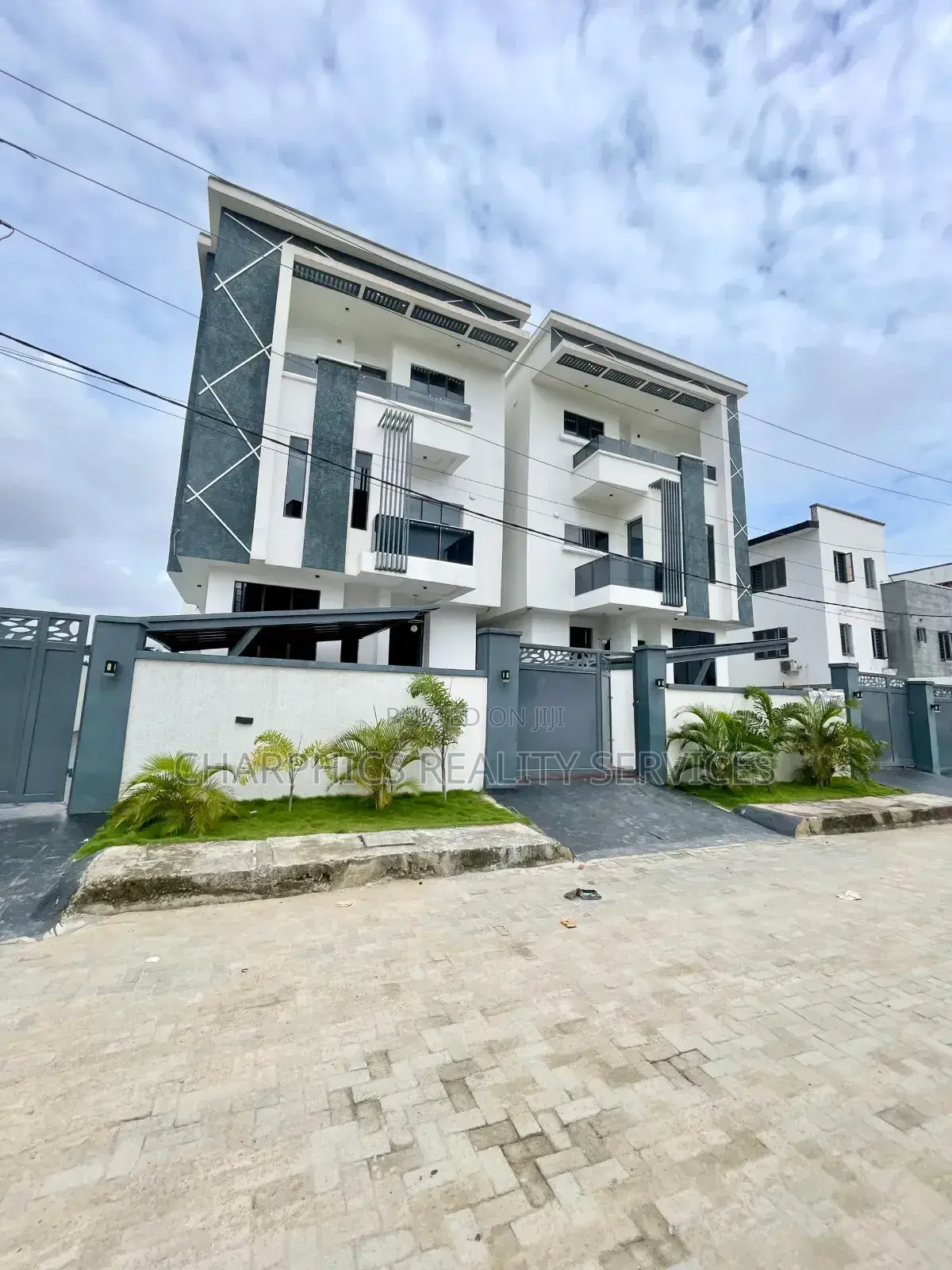 5bdrm Duplex in Ikate for sale in Ikate