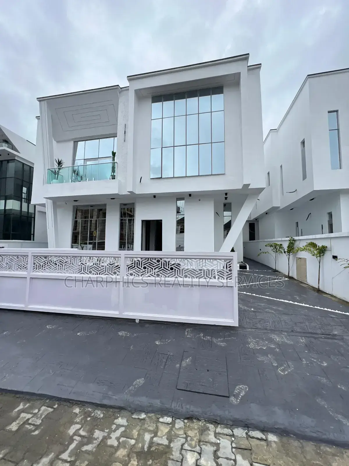 5bdrm Duplex in Chevron for sale in Chevron