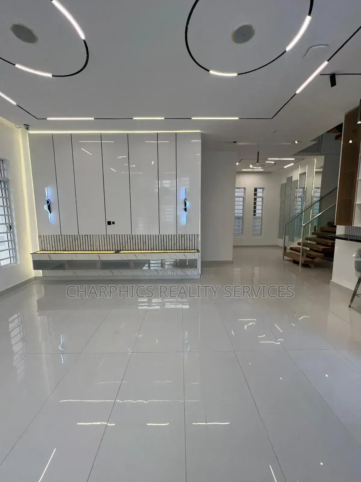 5bdrm Duplex in Chevron for sale in Chevron