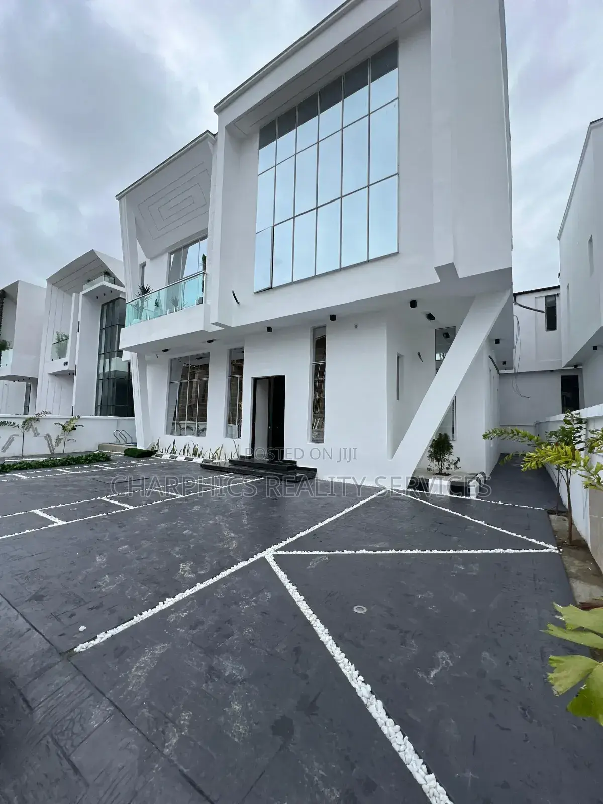 5bdrm Duplex in Chevron for sale in Chevron