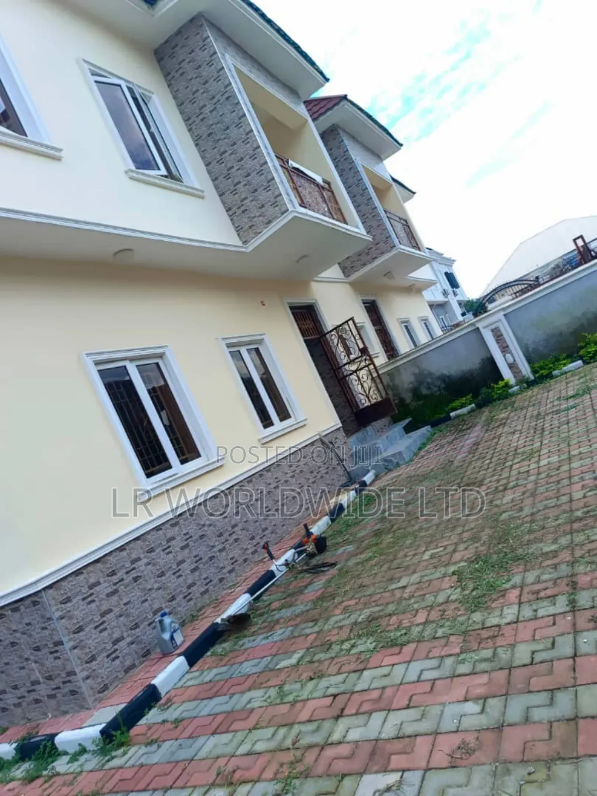 4bdrm Duplex in Lugbe District for sale in Lugbe District