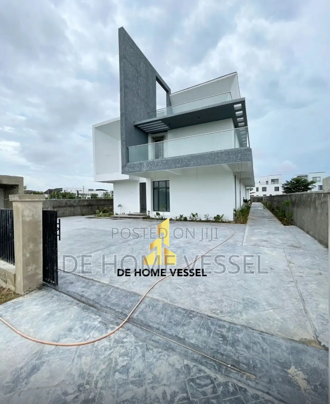 5bdrm Mansion in Osapa london for sale in Osapa london