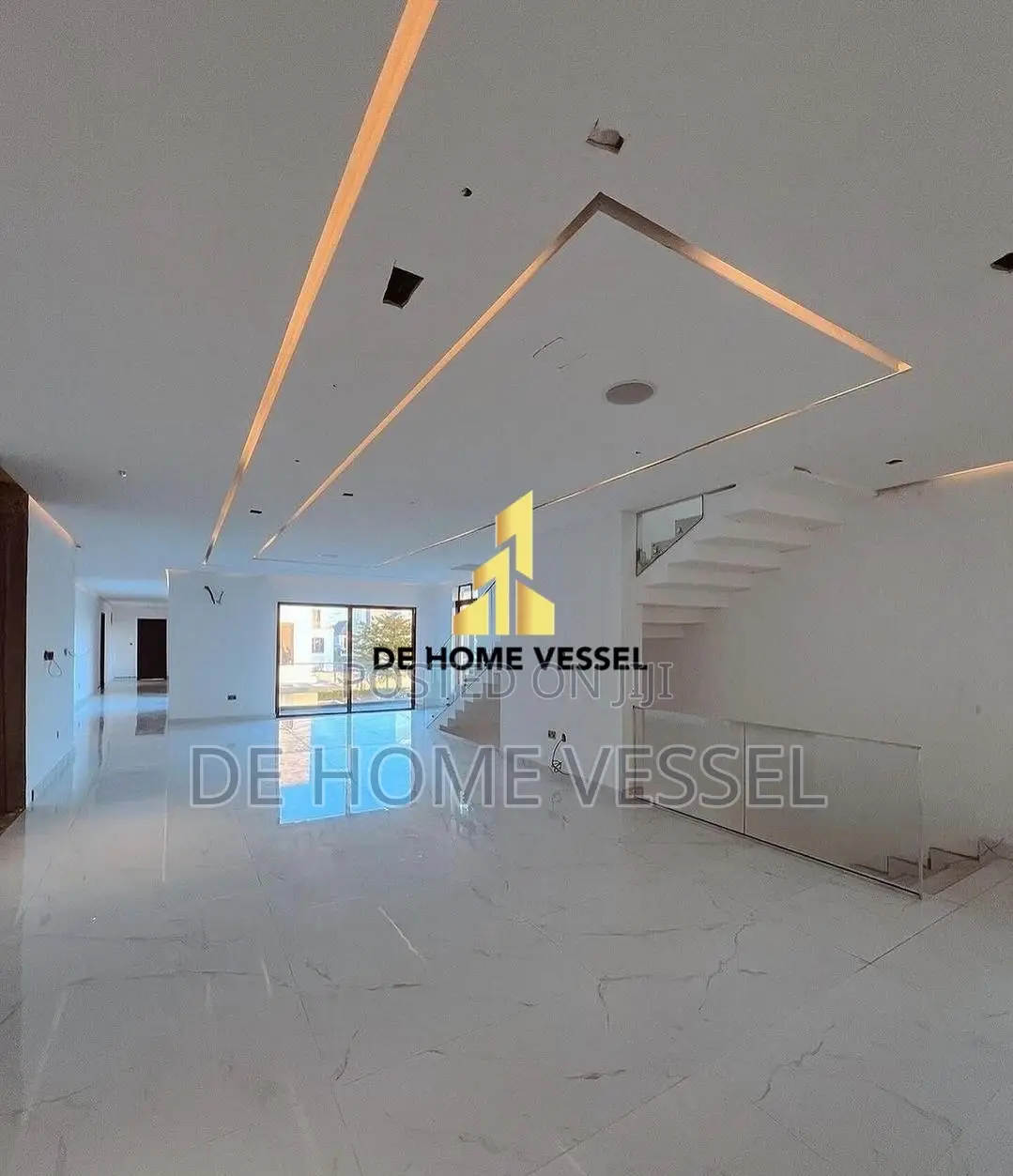 5bdrm Mansion in Osapa london for sale in Osapa london