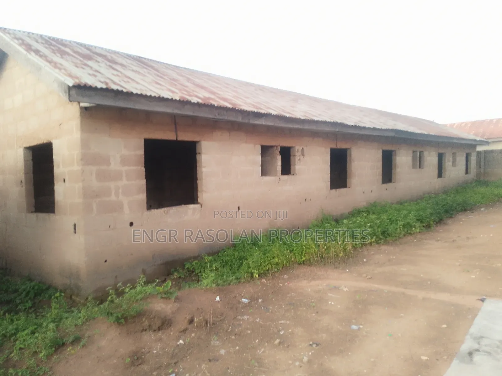For Sale 2 Bedroom Apartment and 10 Room Uncompleted Hostel in Irepodun-Kwara