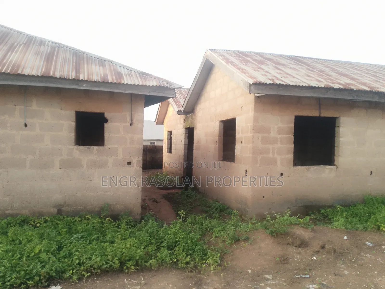 For Sale 2 Bedroom Apartment and 10 Room Uncompleted Hostel in Irepodun-Kwara