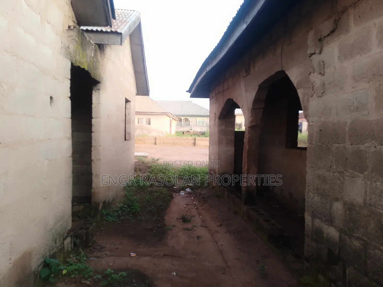 For Sale 2 Bedroom Apartment and 10 Room Uncompleted Hostel in Irepodun-Kwara