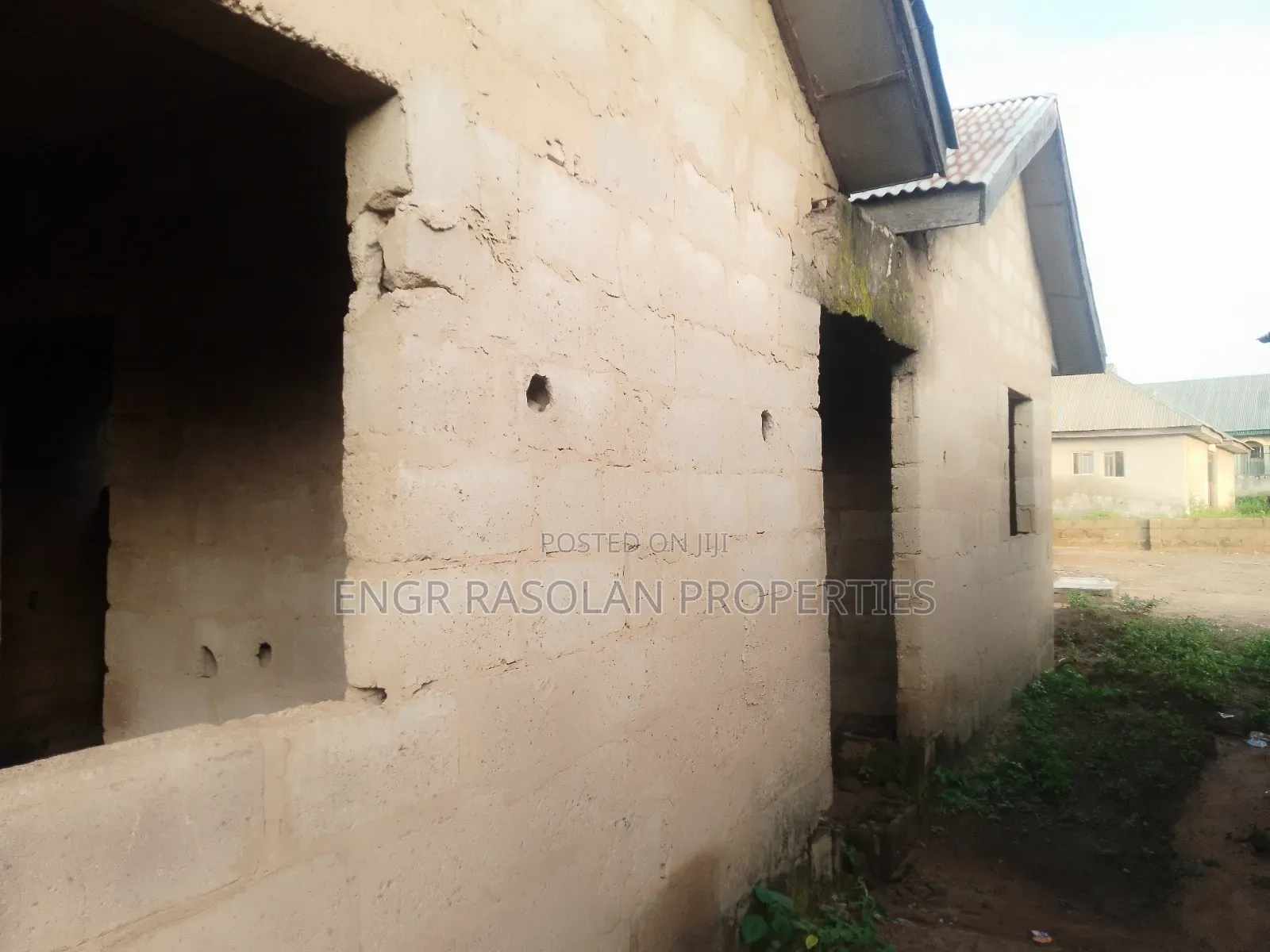 For Sale 2 Bedroom Apartment and 10 Room Uncompleted Hostel in Irepodun-Kwara