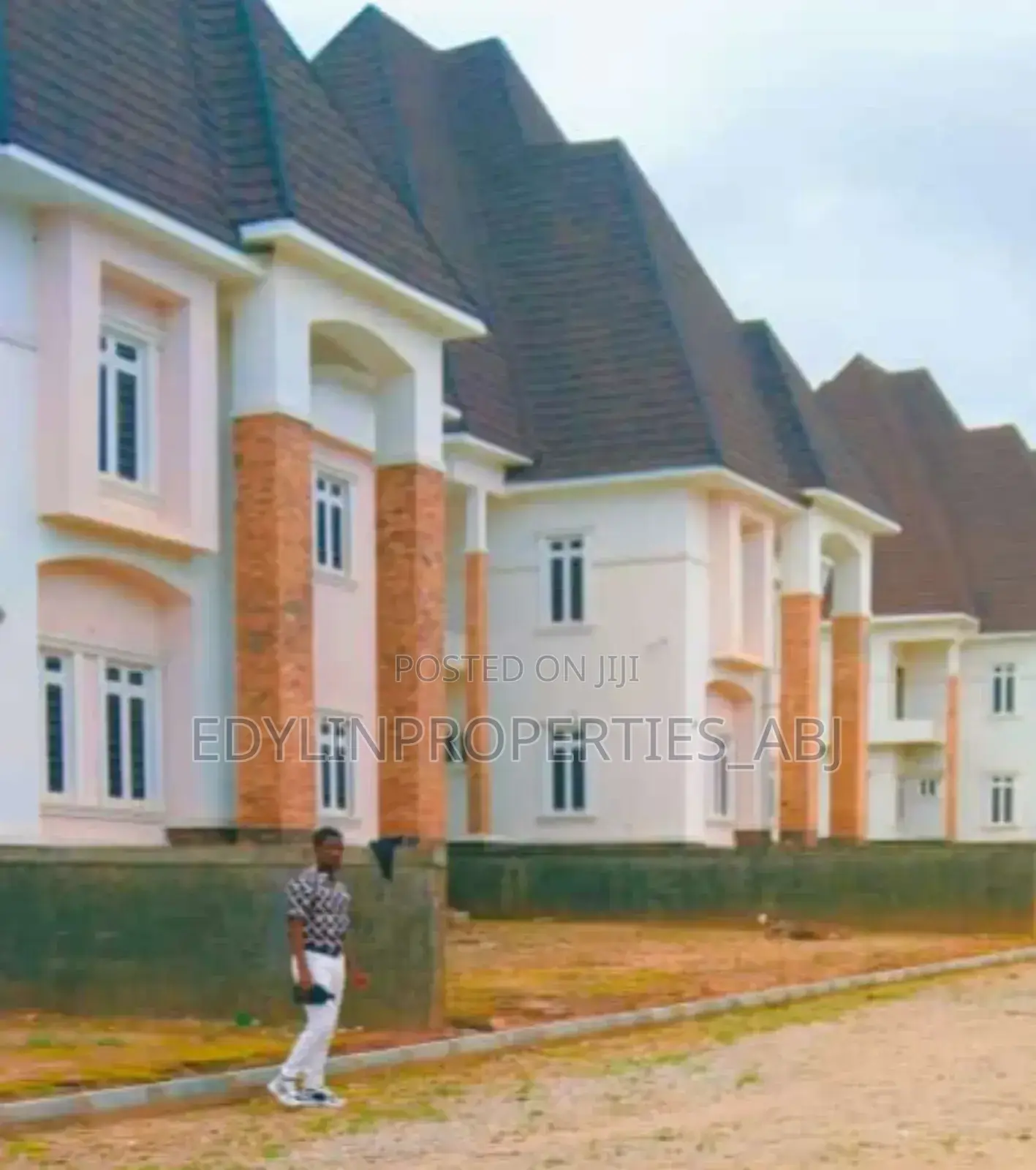 7bdrm Duplex in Apo District for sale in Apo District